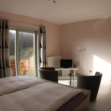 Konukevi Hotel-pension Waldhaus